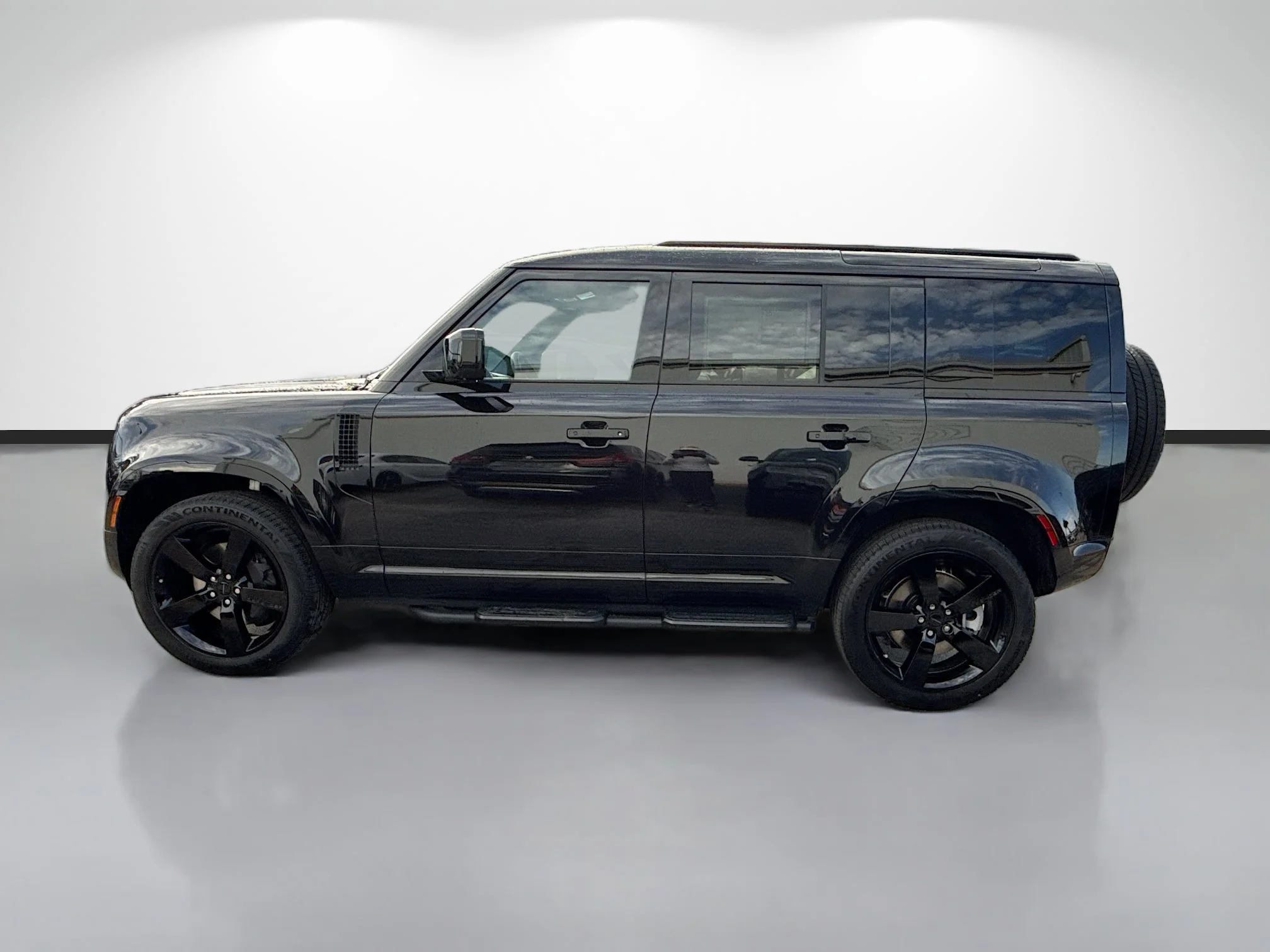 New 2026 Santorini Black Metallic Land Rover X-Dynamic SE image 2