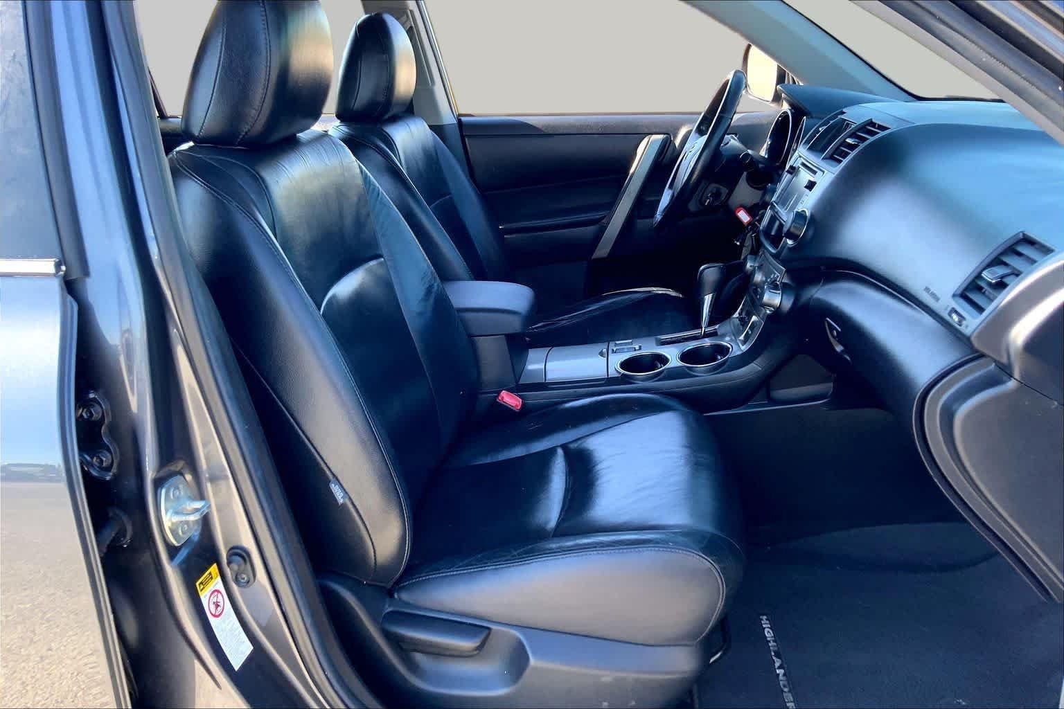 Used 2013 Magnetic Gray Metallic Toyota SE image 9