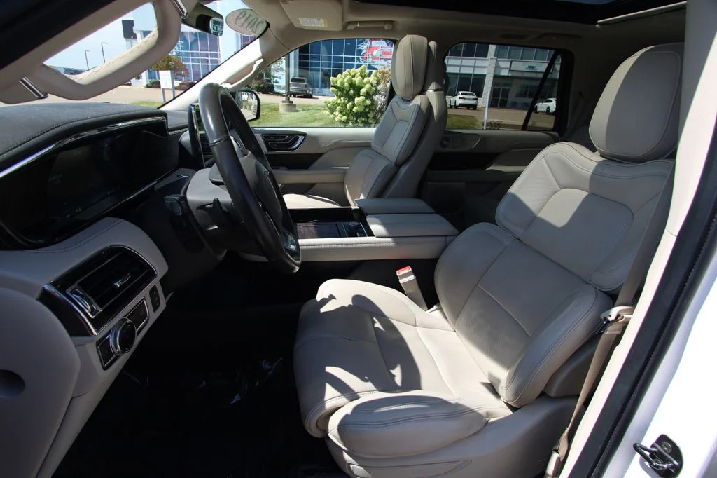 Used 2019 White Platinum Tri-Coat Metallic Lincoln Reserve image 6