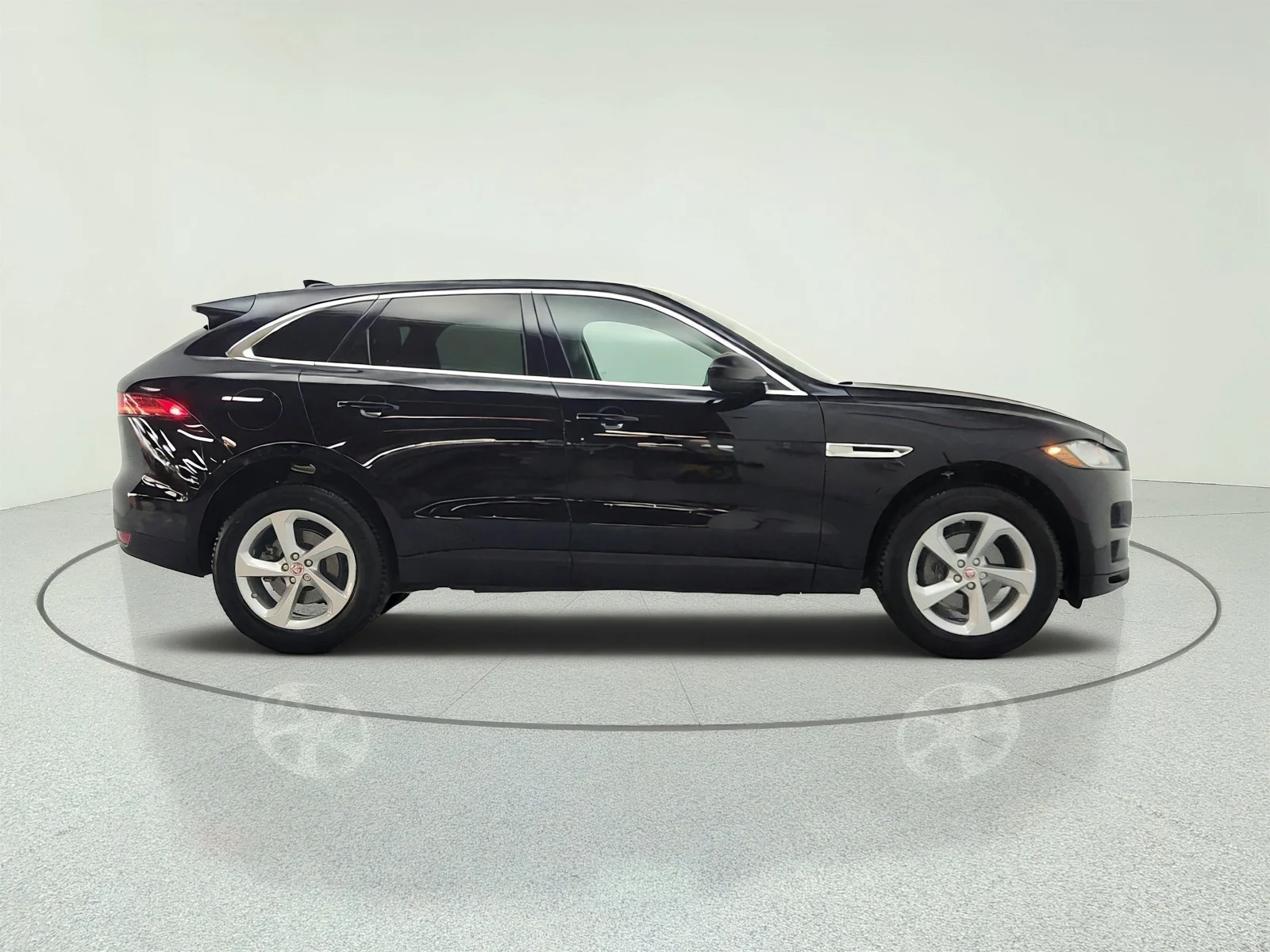 Used 2019 Narvik Black Jaguar 25t Premium AWD image 4