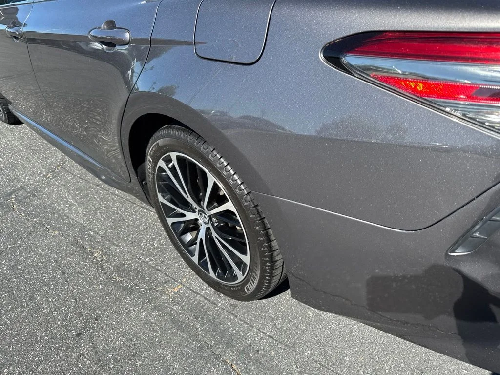 Used 2018 Gray Toyota SE image 9