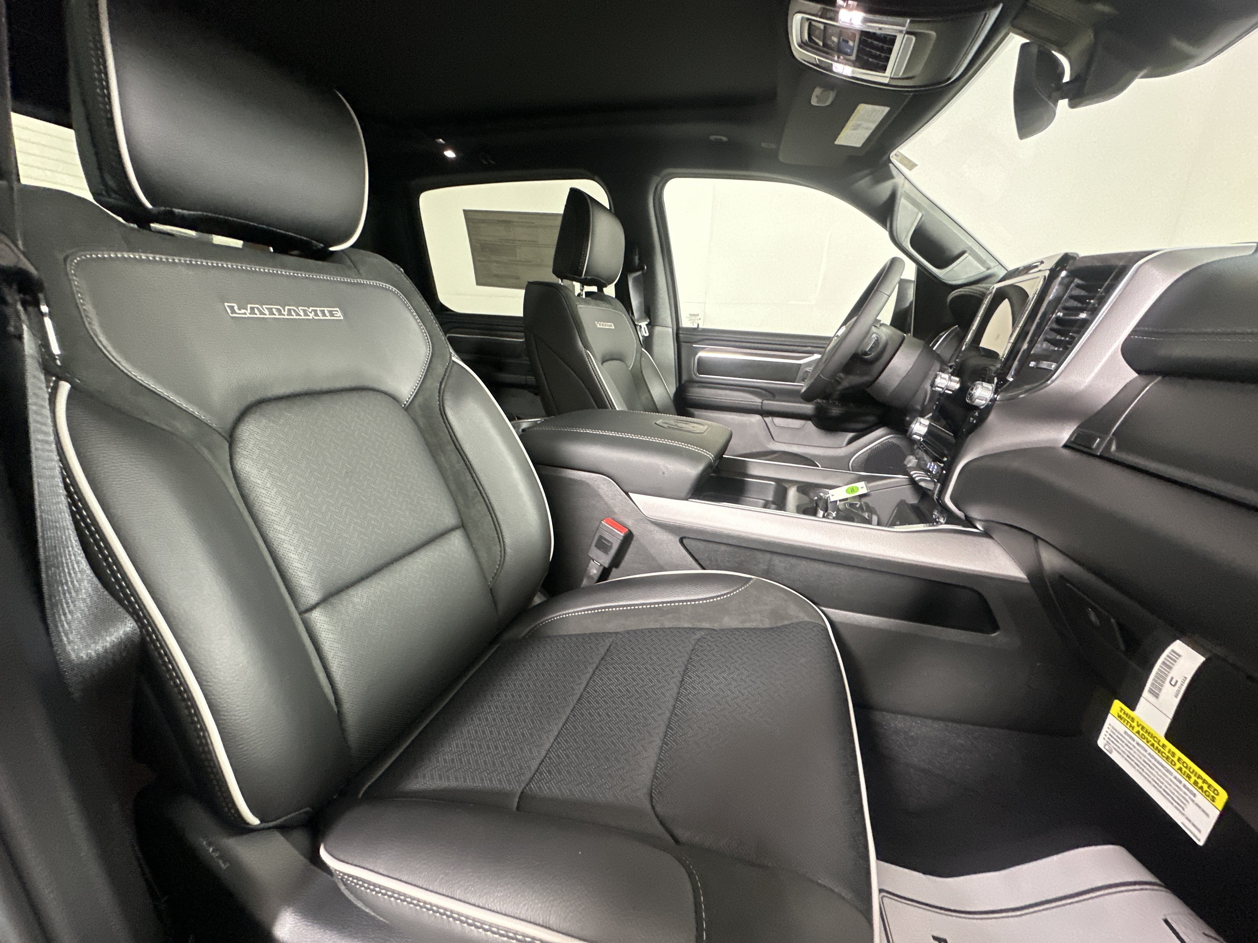 New 2026 Diamond Black Crystal Pearl-Coat Exterior Paint RAM Laramie image 26
