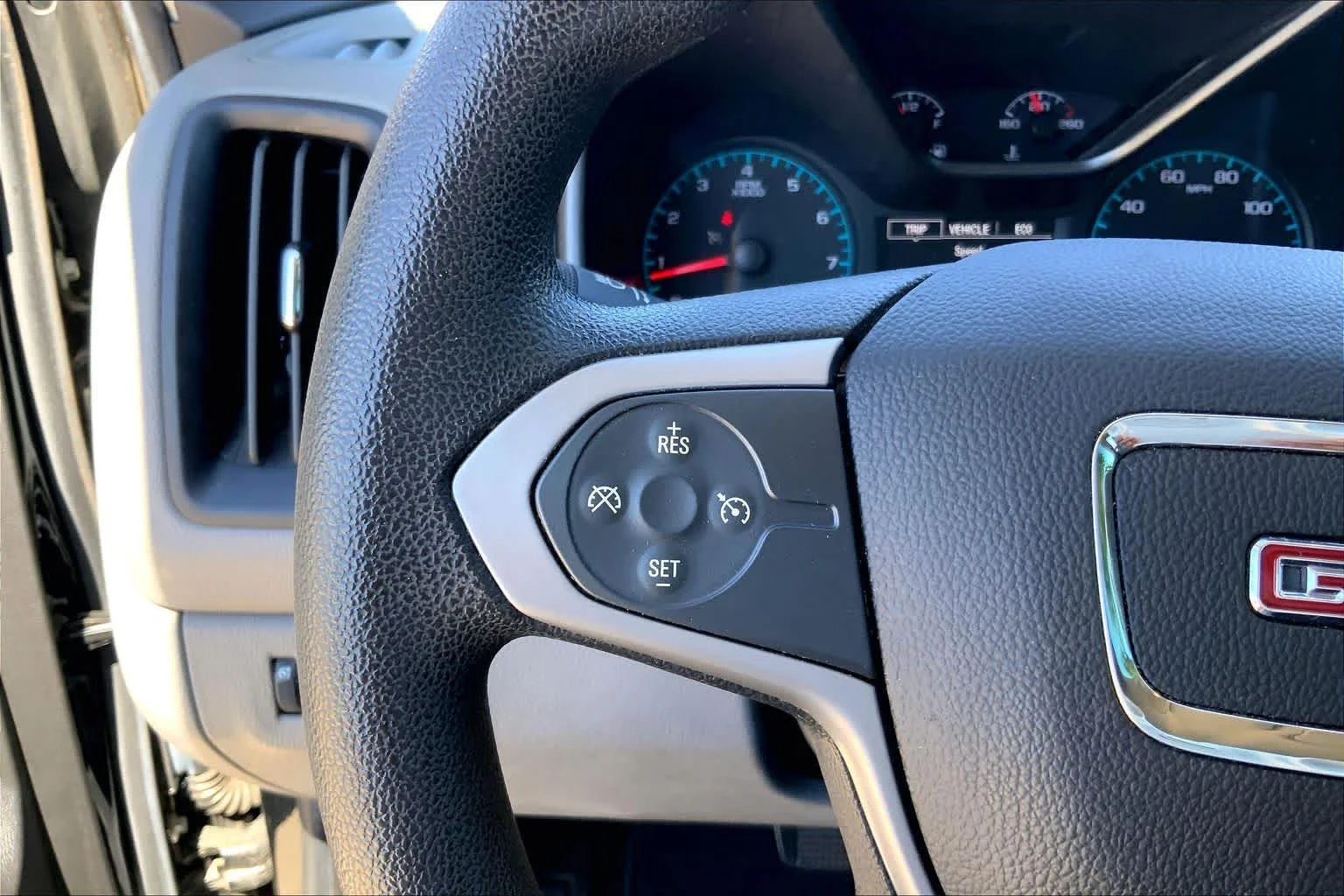 Used 2018 ONYX BLACK GMC 2WD image 22