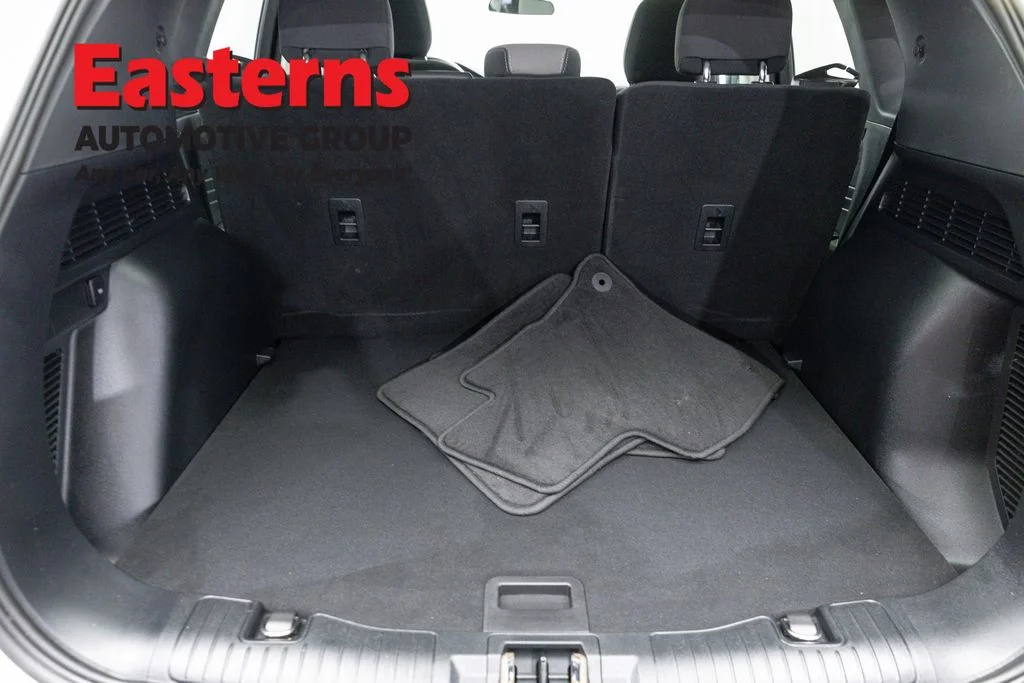Used 2022 White Ford SE image 9