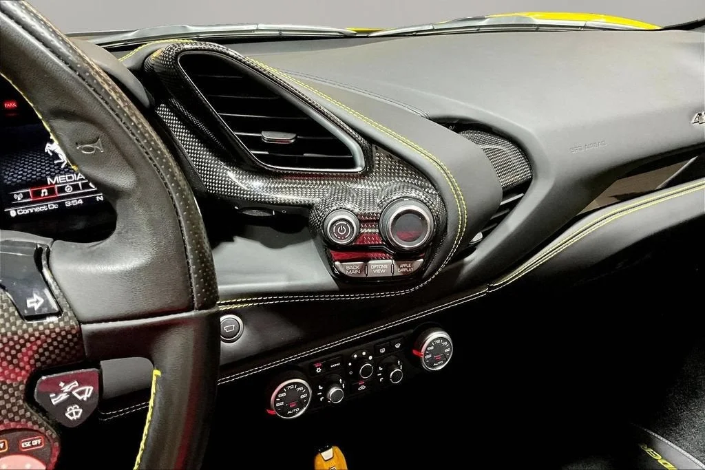 Used 2018 Giallo Modena Ferrari  image 10