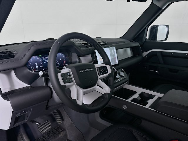 Used 2025 White Land Rover S image 9