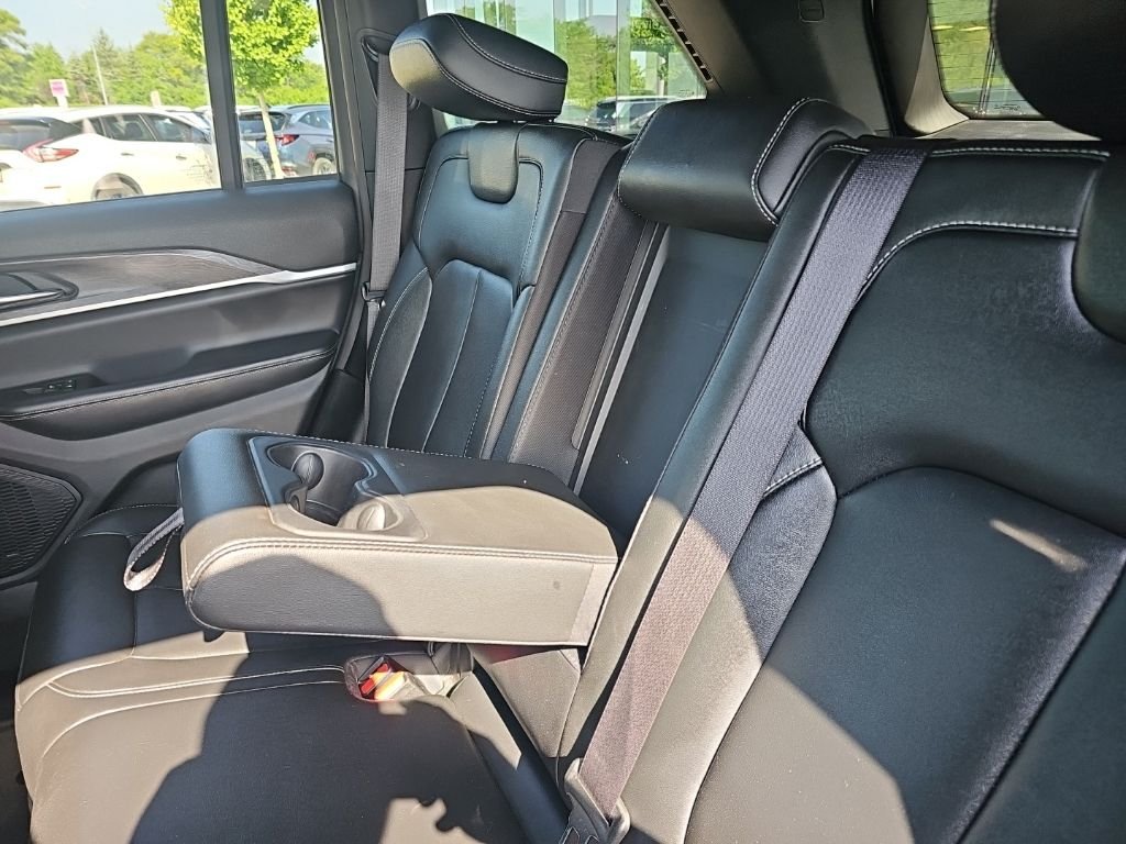 Used 2024 White/off-white Jeep Limited image 30
