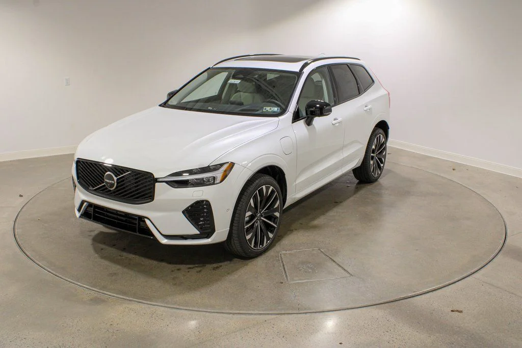 New 2026 Crystal White Volvo T8 Ultra image 1
