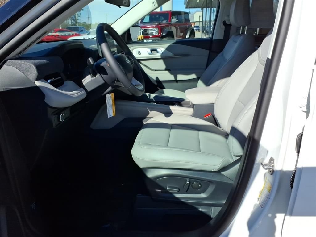 New 2026 Star White Metallic Tri-Coat Ford Active image 8