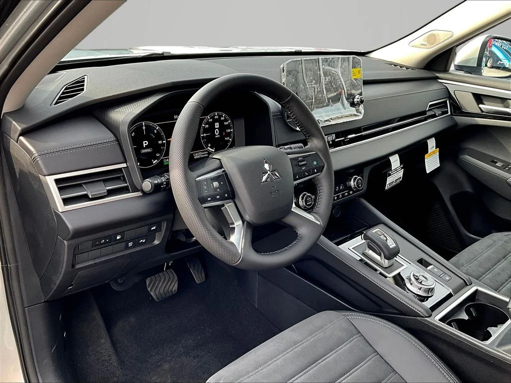 New 2025 Silver Mitsubishi SE image 8