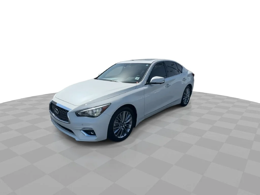 Used 2023 White INFINITI LUXE image 4