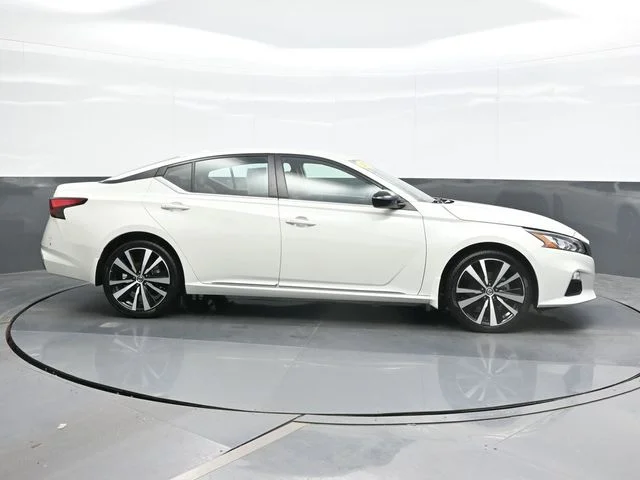 Used 2022 White Nissan 2.5 SR image 8