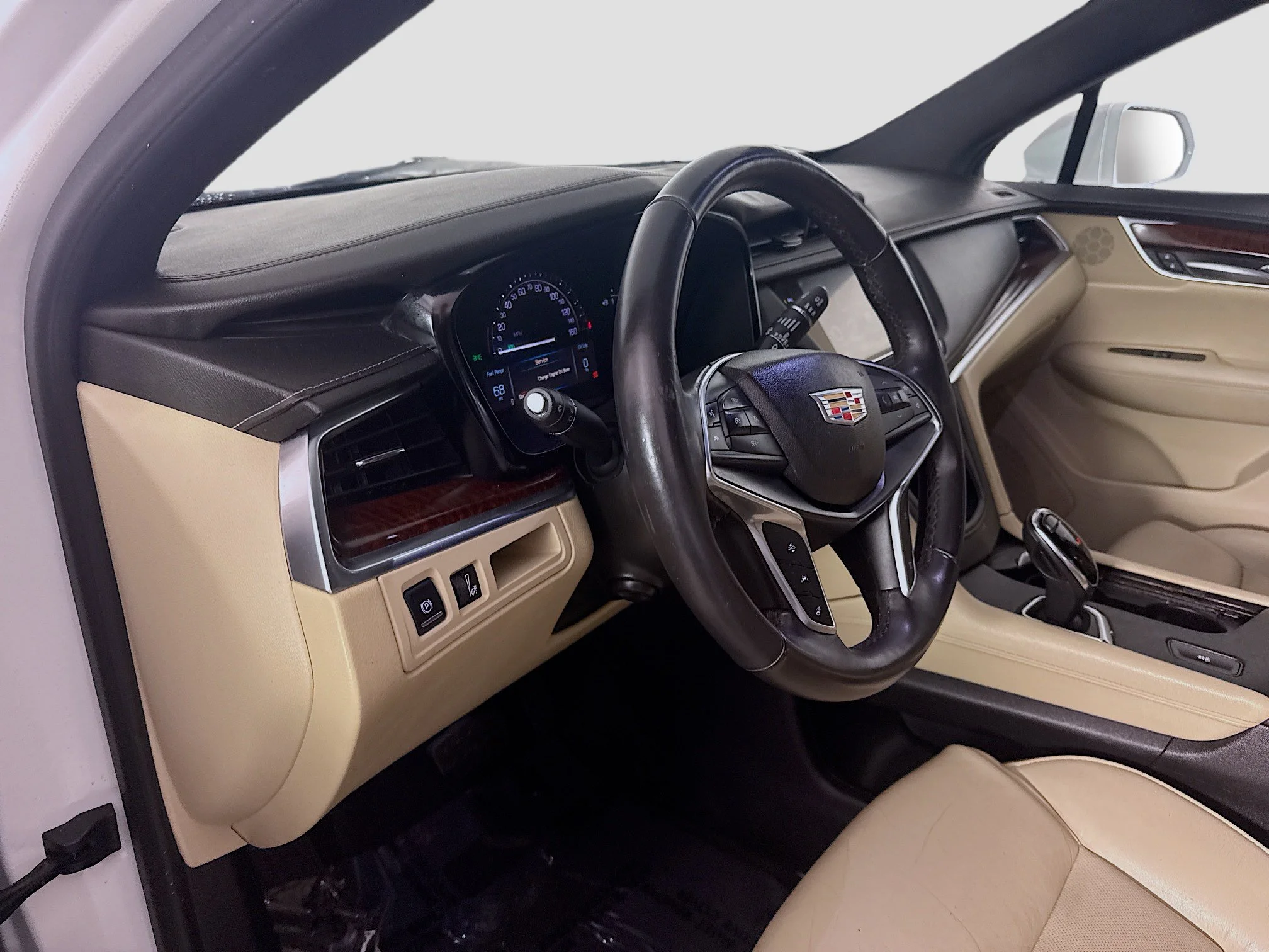 Used 2018 Crystal White Tricoat Cadillac Luxury FWD image 19