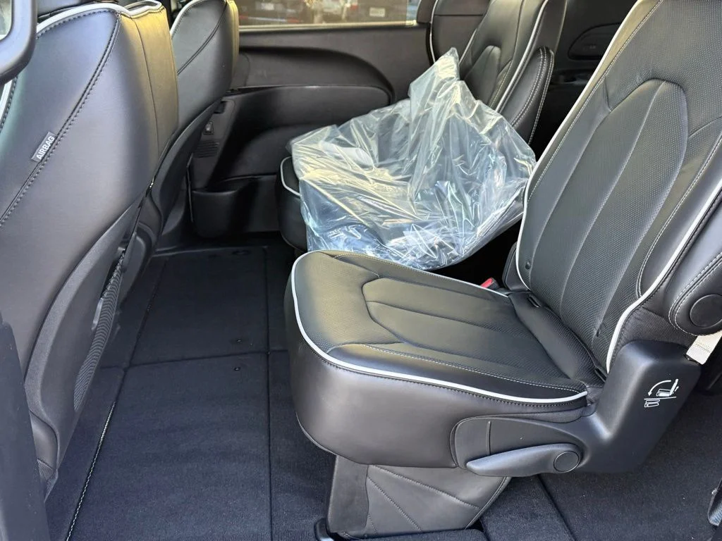 New 2026 Bright White Clear-Coat Exterior Paint Chrysler Limited image 16