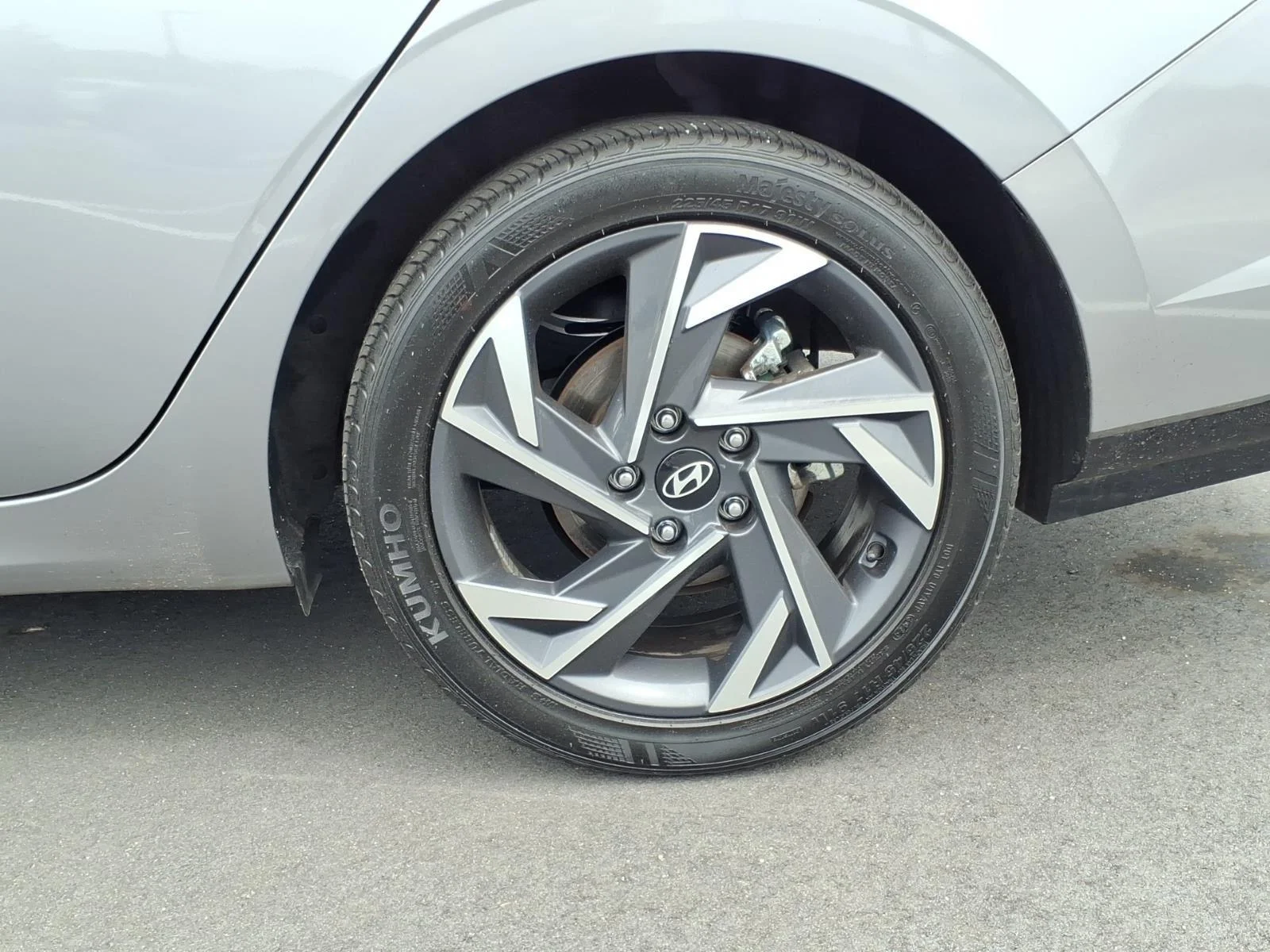 Used 2025 Fluid Metal Hyundai Limited image 13