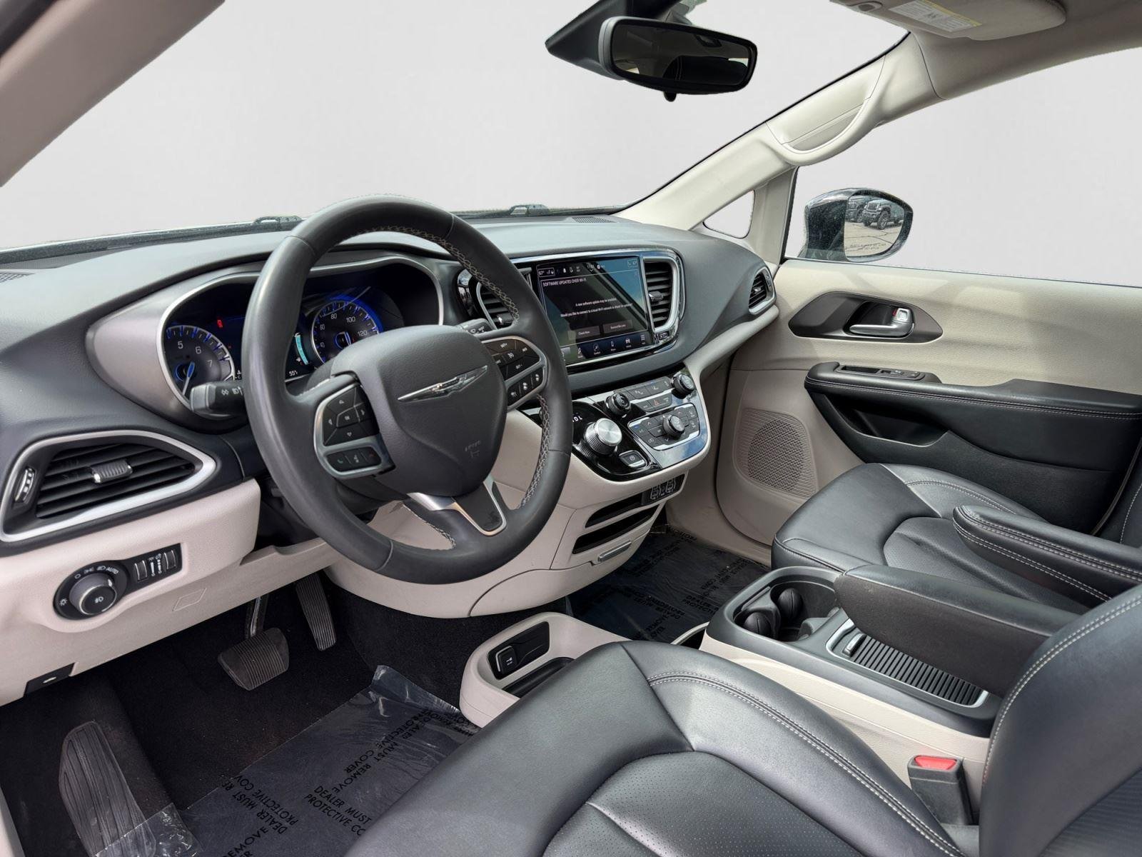 Used 2024 Silver Mist Clearcoat Chrysler Touring L image 12