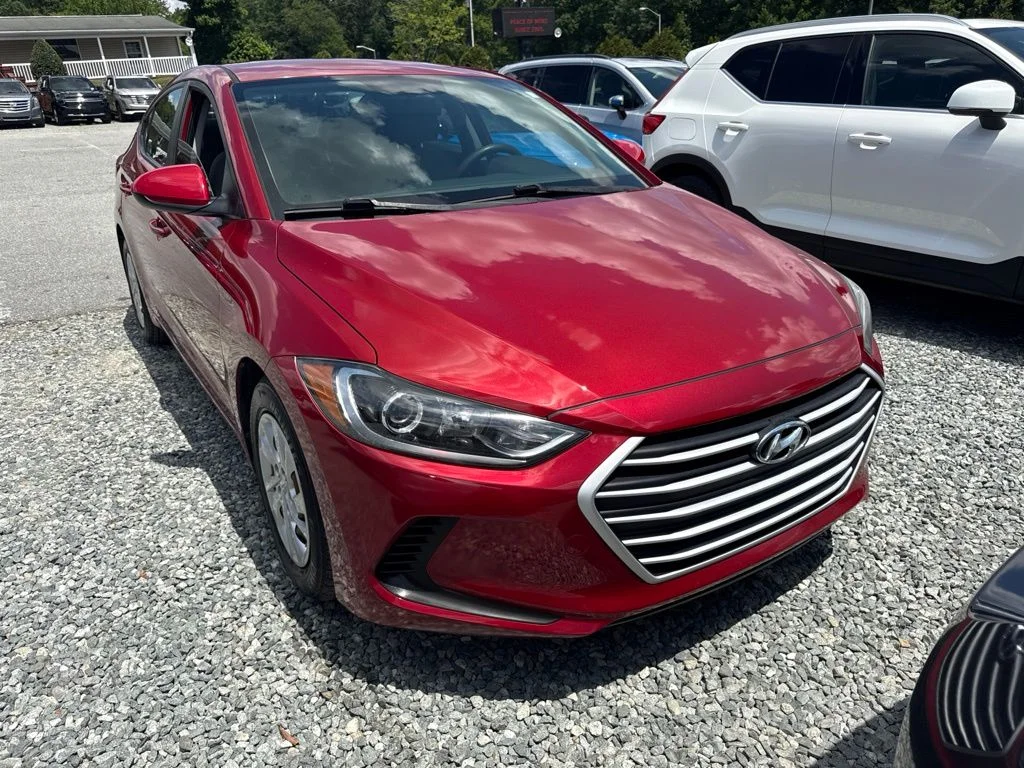 Used 2017 Red Hyundai SE image 2