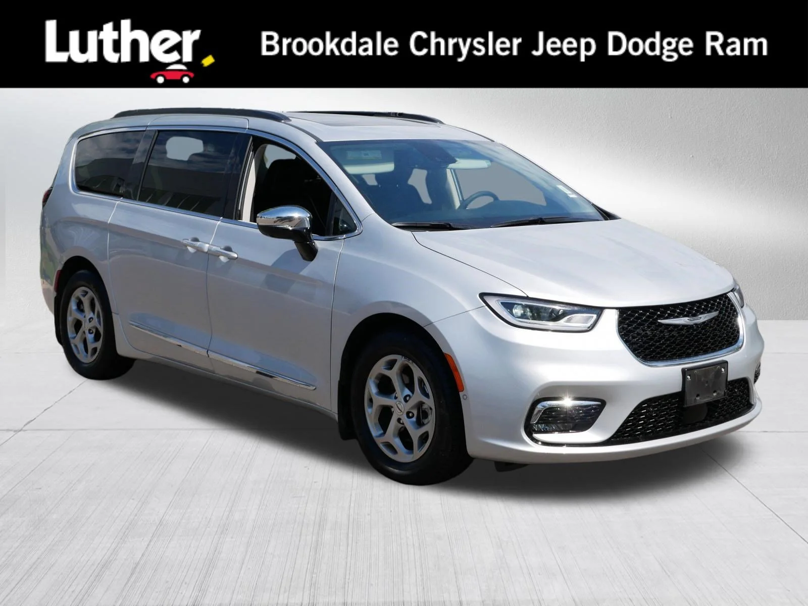 2023 Chrysler Pacifica Limited's photo