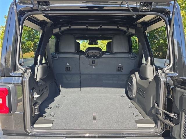 New 2027 Black Clear-Coat Paint Jeep Rubicon image 13