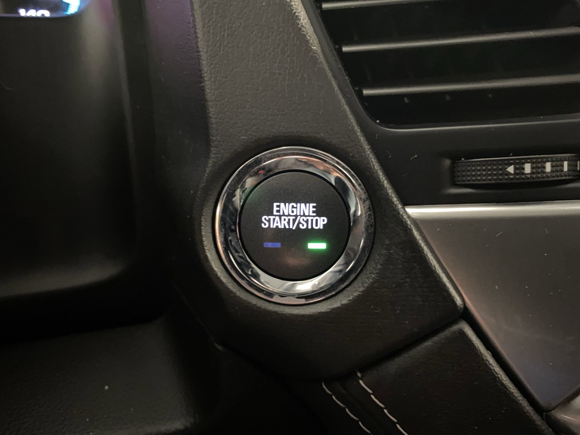 Used 2020 IRIDESCENT PEARL TRICOAT Chevrolet Premier image 17