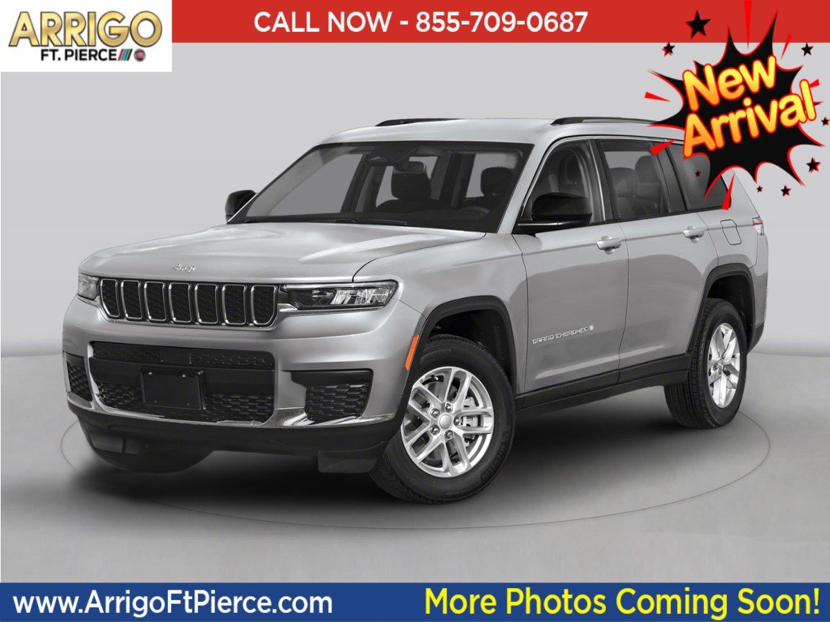 Used 2025 Diamond Black Crystal Pearlcoat Jeep Altitude X image 1