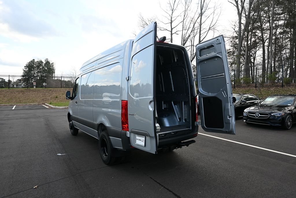 Used 2026 high-tech silver metallic Mercedes-Benz Cargo 144 WB image 28
