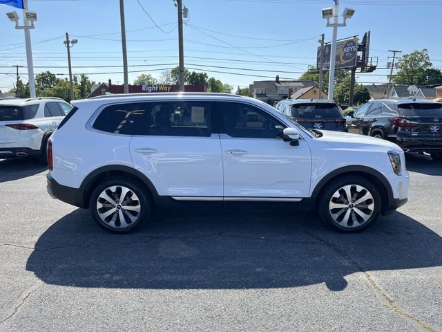 Used 2022 White Kia S image 11