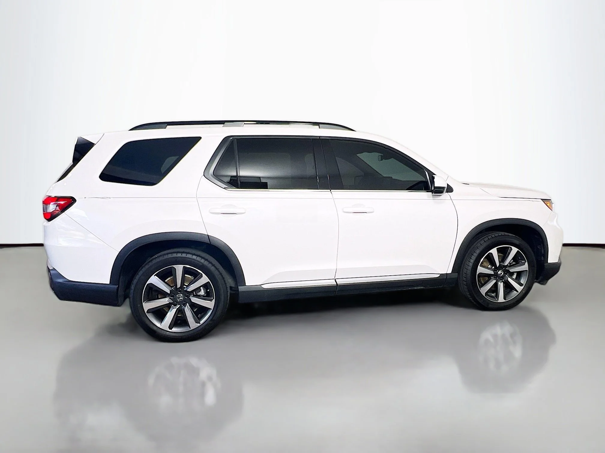 Certified Used 2025 Platinum White Pearl Honda 2WD Touring image 42