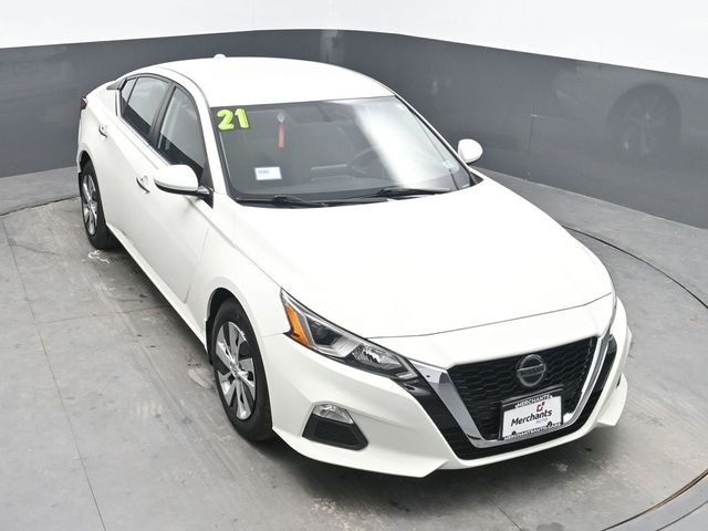 Used 2020 White Nissan 2.5 S image 27