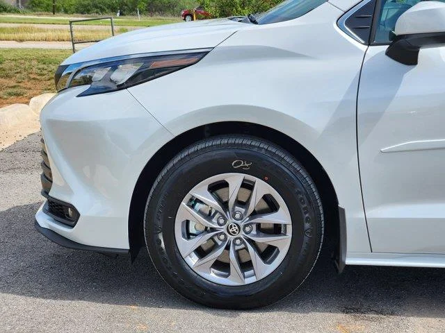 New 2026 White Toyota XLE 8 Passenger Front-Wheel Drive Passenger image 5