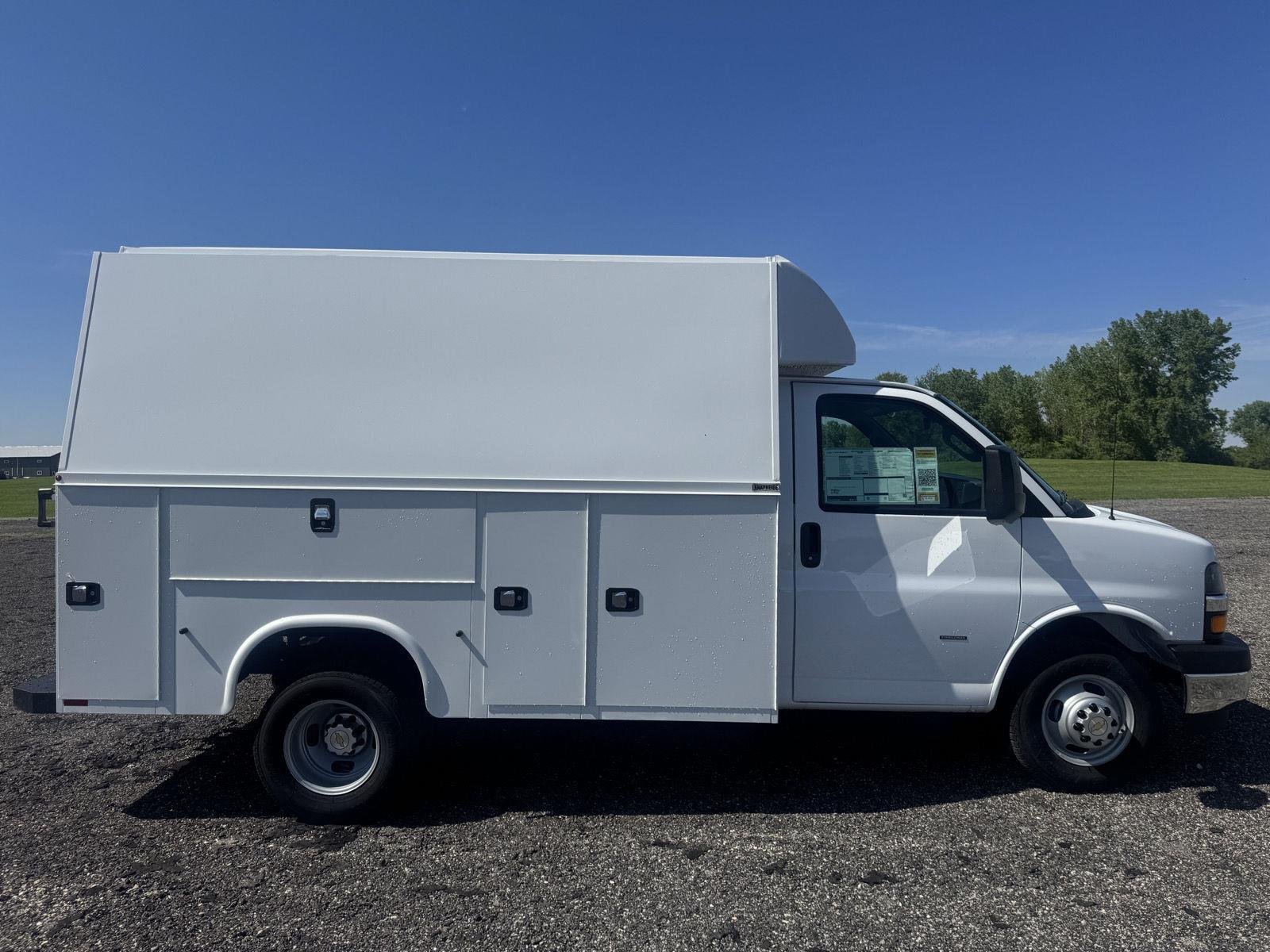 New 2026 Summit White Chevrolet 1WT image 9