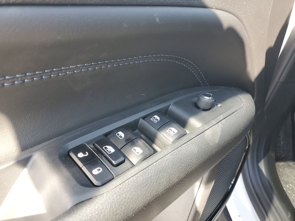 New 2026 Bright White Clearcoat Jeep Latitude image 16