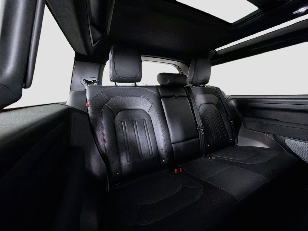 Used 2022 Gold Land Rover X-Dynamic S image 28