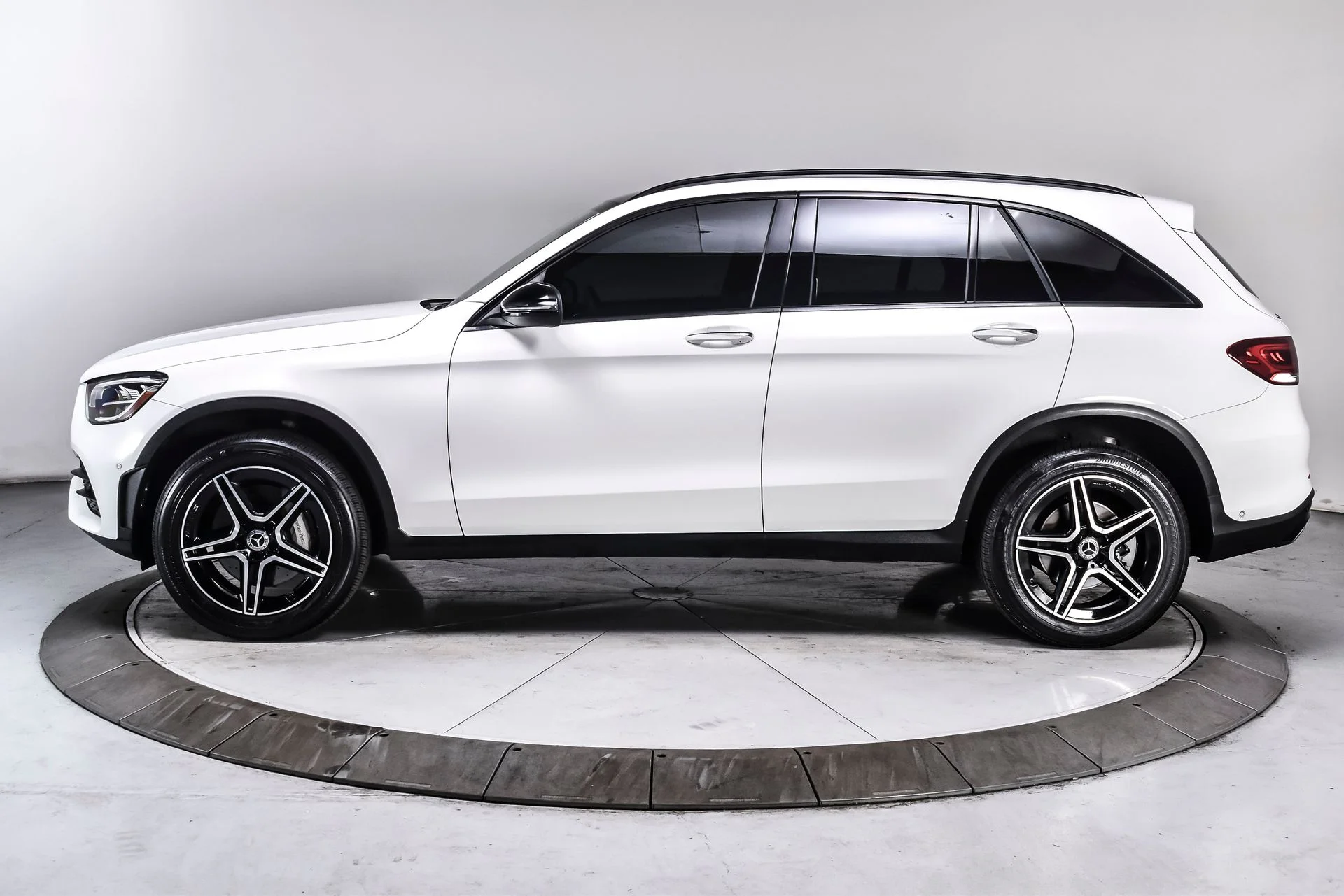 Used 2022 Polar White Mercedes-Benz GLC 300 image 3