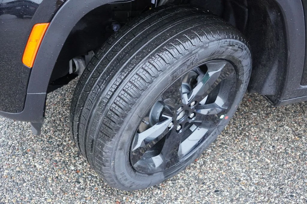 New 2027 High-Gloss Black Paint Jeep Limited image 9