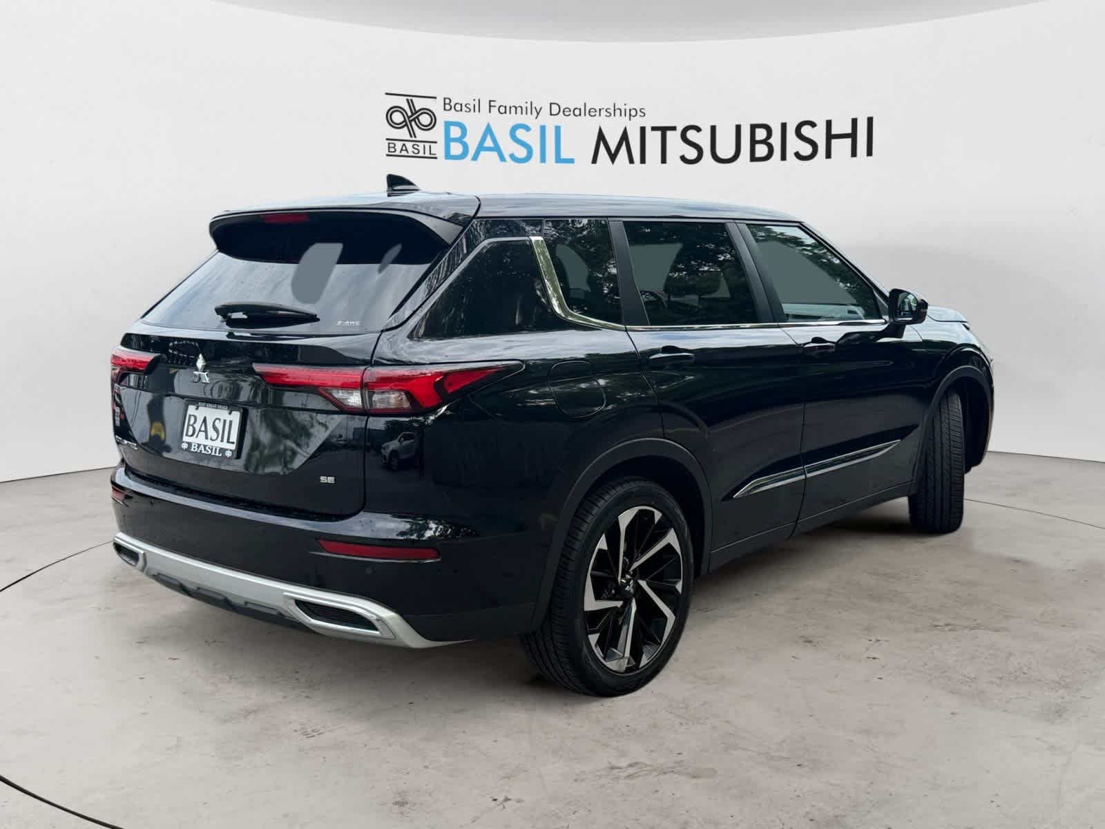 Used 2022 Labrador Black Pearl Mitsubishi SE image 5