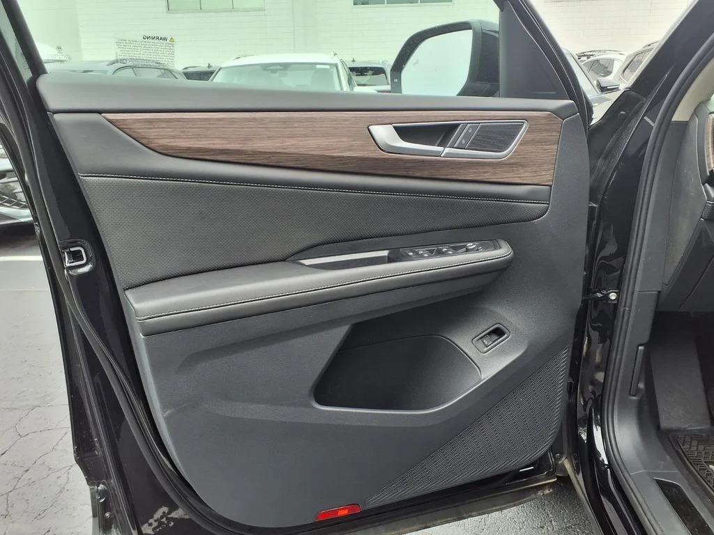 New 2026 Deep Black Pearl Volkswagen SEL image 10