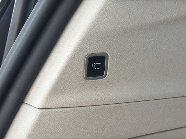 Used 2020 White Chrysler Touring image 39