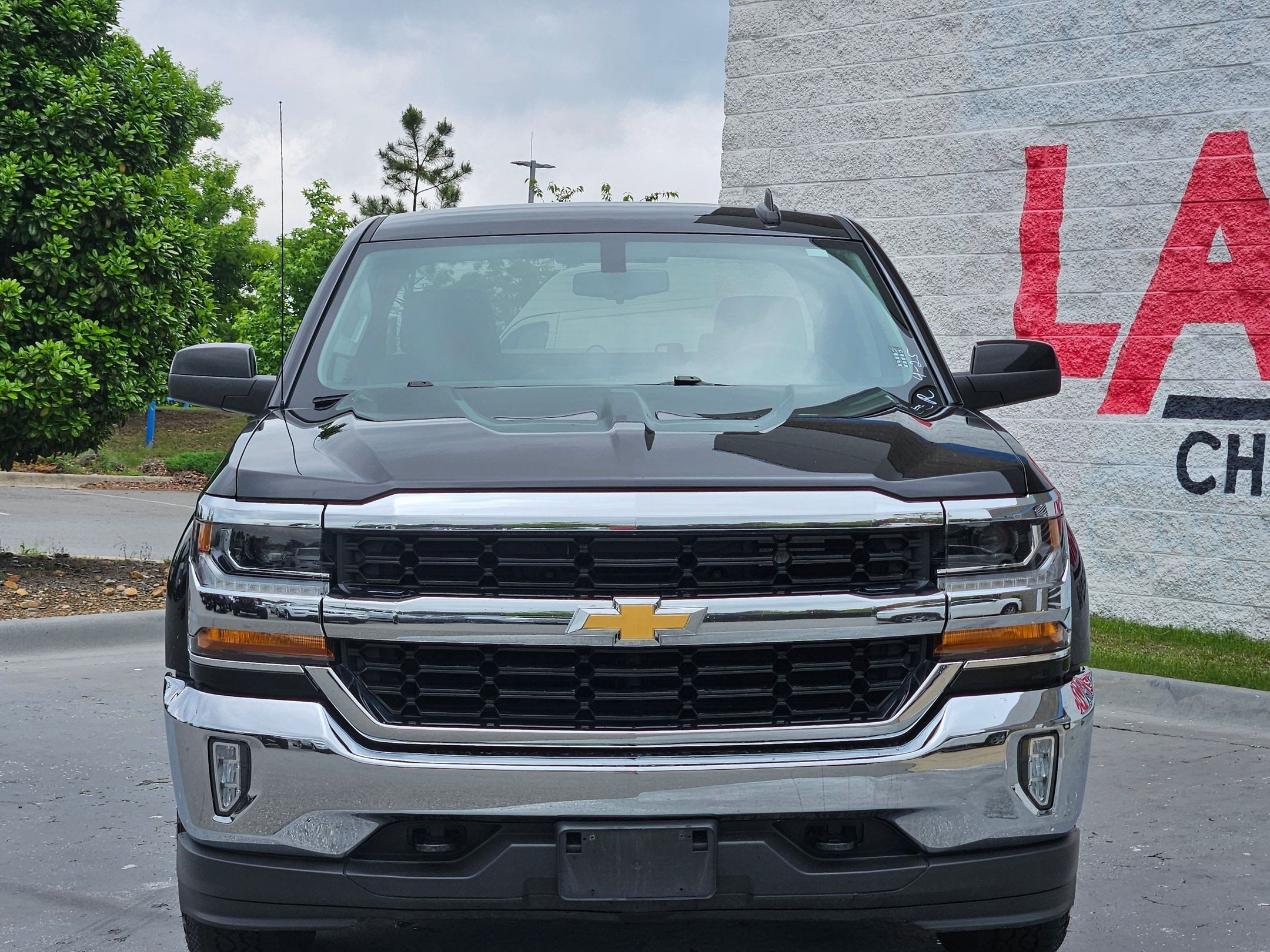 Used 2018 Chevrolet Silverado 1500 LT with VIN 3GCUKREC0JG557877 for sale in Little Rock