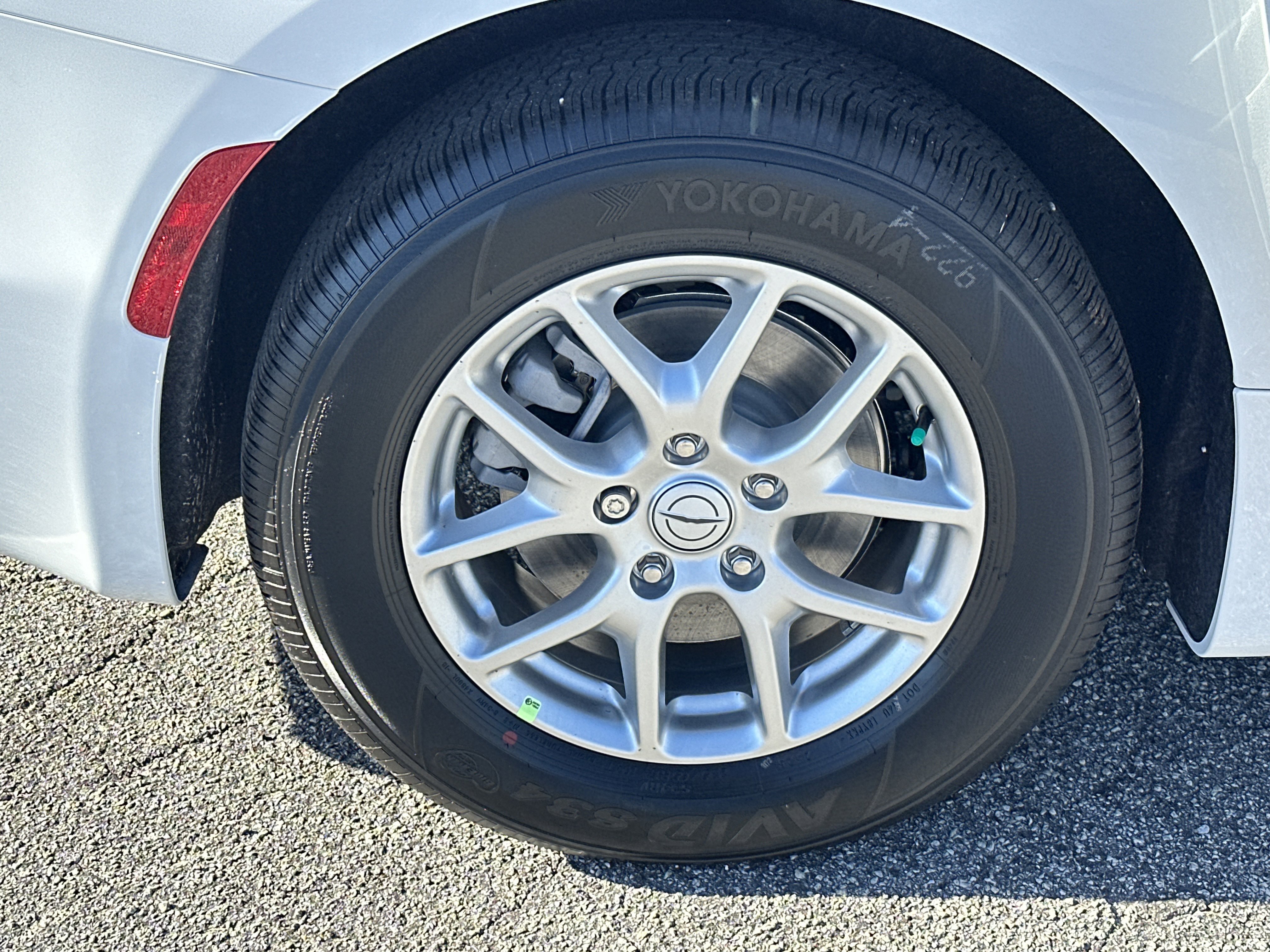 New 2026 Bright White Clear-Coat Exterior Paint Chrysler Select image 17