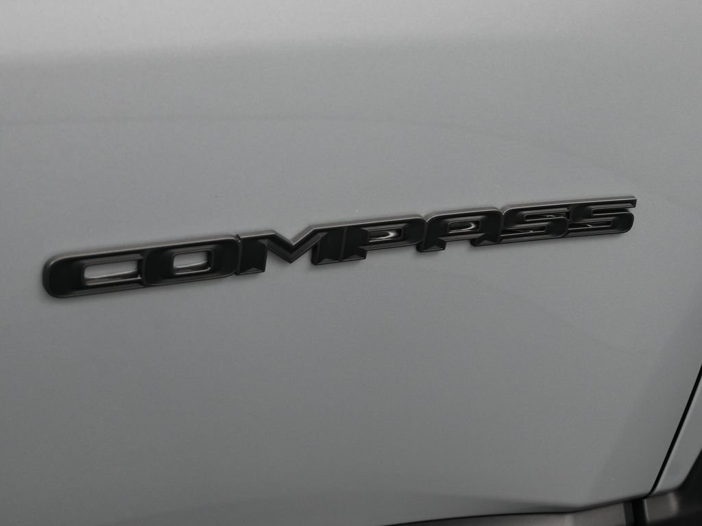 New 2026 Silver Zynith Metallic Clearcoat Jeep Latitude image 27