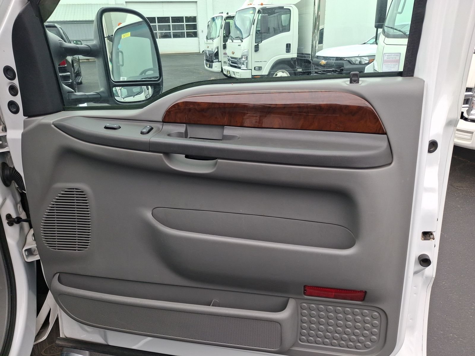 Used 2004 White Ford XL image 18