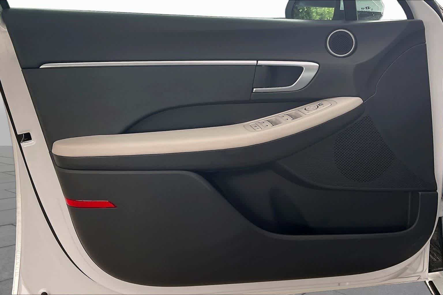 Used 2025 Serenity White Hyundai SE image 22