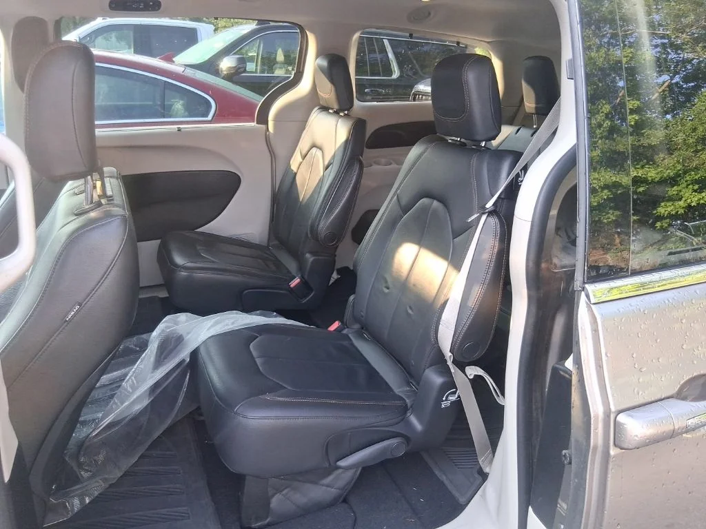 Used 2017 Silver Chrysler Touring L image 14