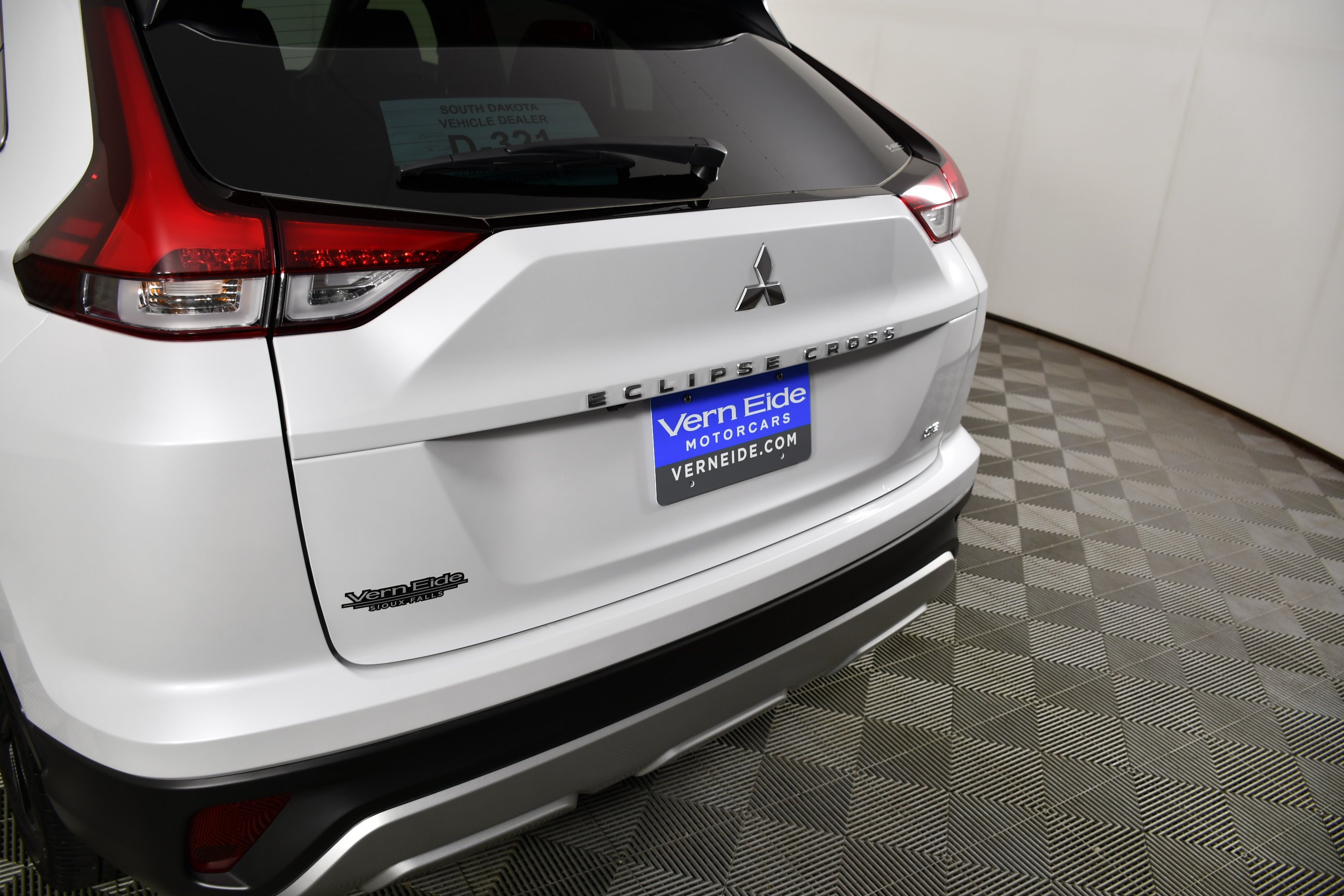 Used 2023 White Diamond Mitsubishi SE image 15