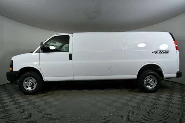 New 2025 Summit White Chevrolet WT image 16