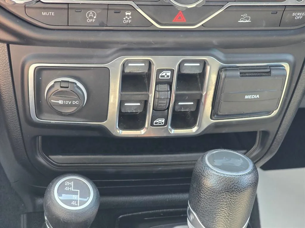 Used 2021 White Jeep Unlimited Sahara image 19