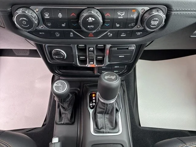 New 2026 Goldilocks Exterior Paint Jeep Sahara image 22