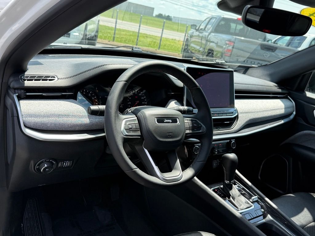 Used 2024 White Jeep Latitude image 4