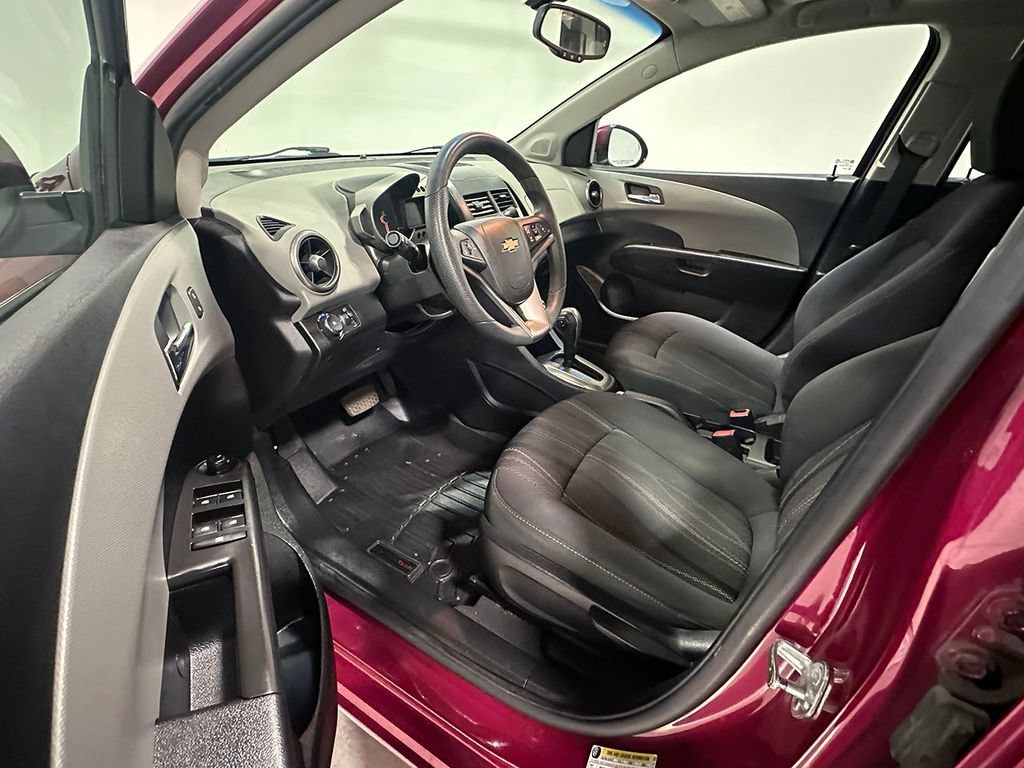 Used 2014 DEEP MAGENTA METALLIC Chevrolet LT image 17